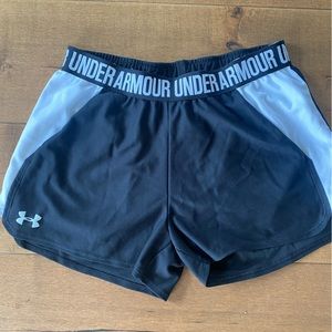 Black and white EUC under armour play up shorts with pockets!